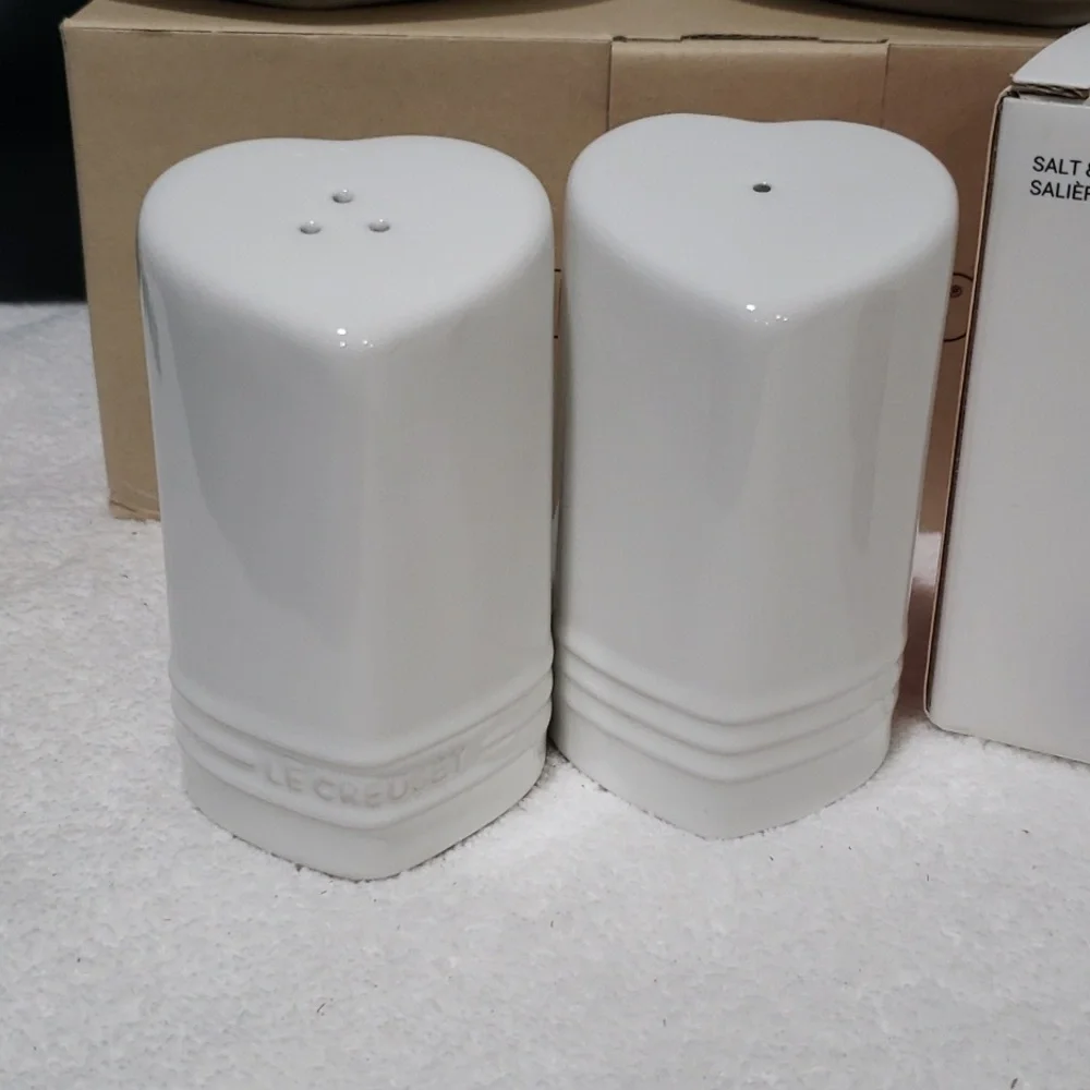 Set of 2 White Heart Mugs & Saucers  Plus Matching Salt & Pepper Le Creuset NEW - Picture 5 of 8